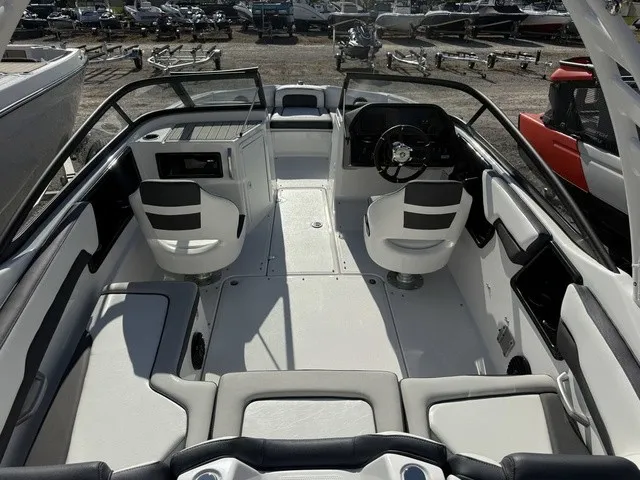 Slide: The Image of Yamaha 195S 2026 - 13