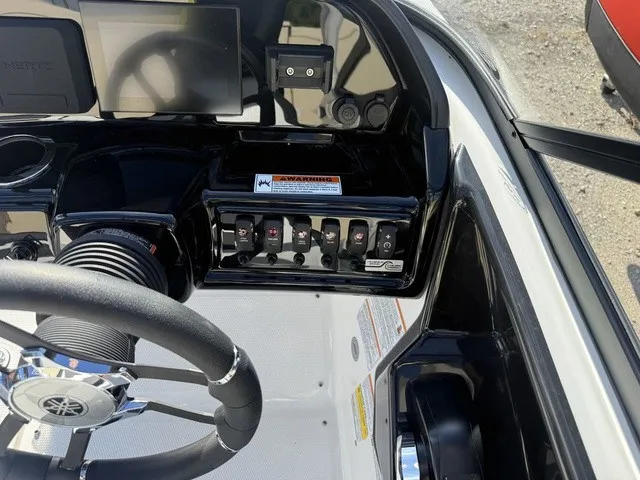 Slide: The Image of Yamaha 195S 2026 - 17