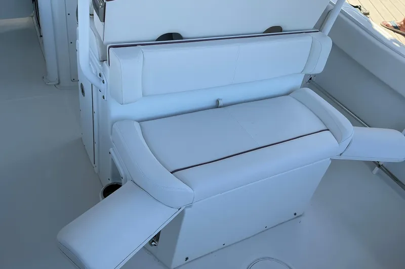 Slide: The Image of White seating area on a 2019 Sea Hunt Ultra 255 SE boat. - 32