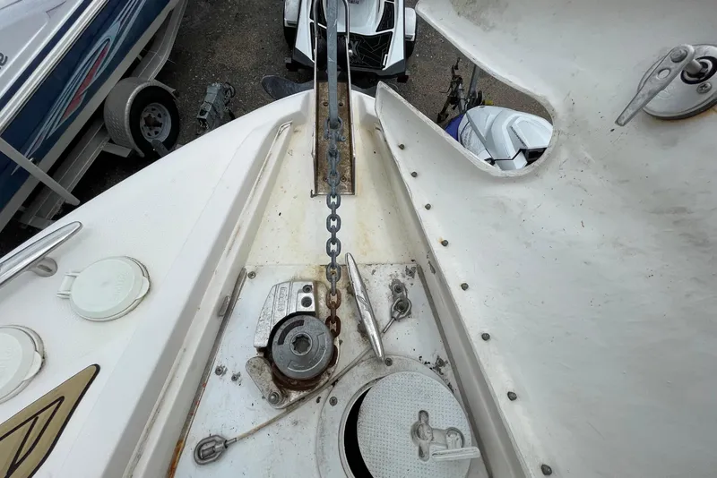 Slide: The Image of 2006 Sea Ray 290 Sundancer anchor chain and deck fittings close-up. - 38