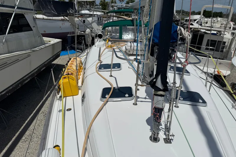 Slide: The Image of 1997 Beneteau Oceanis 461 sailboat deck with equipment and rigging in marina. - 22