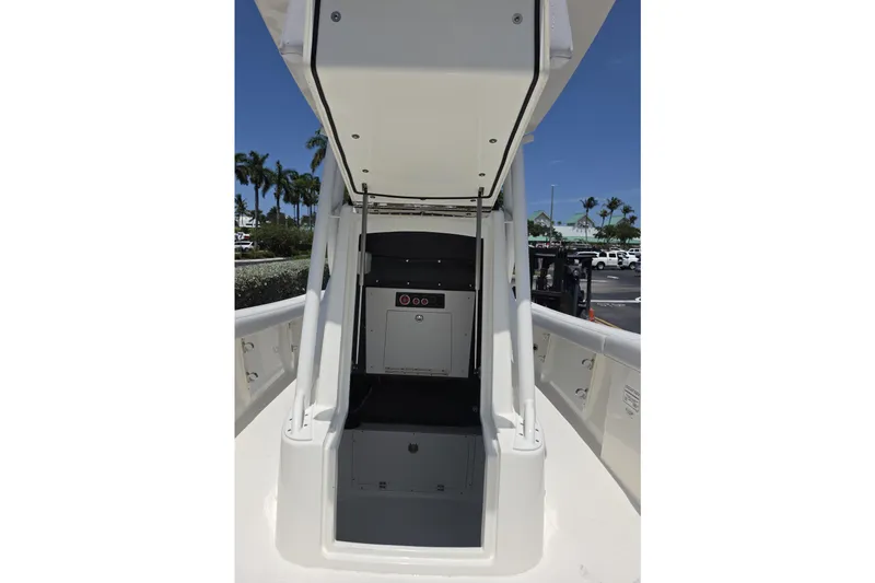 Slide: The Image of Mako 226 Center Console 2026 - 43