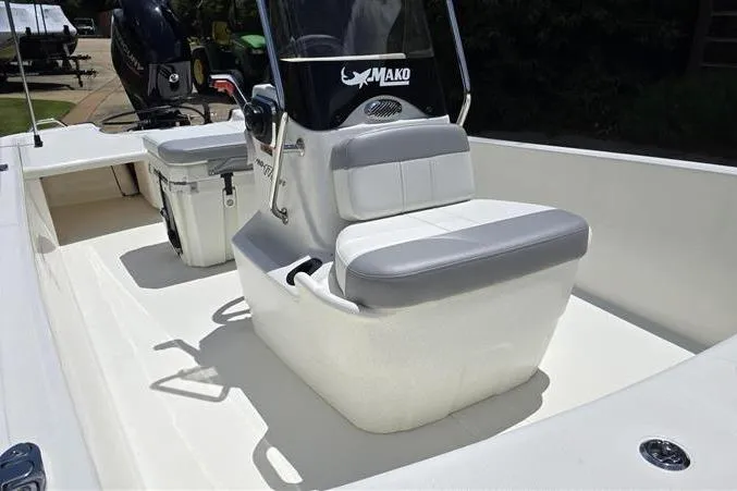 Slide: The Image of 2026 Mako Pro Skiff 17 CC boat interior with seating and console. - 8