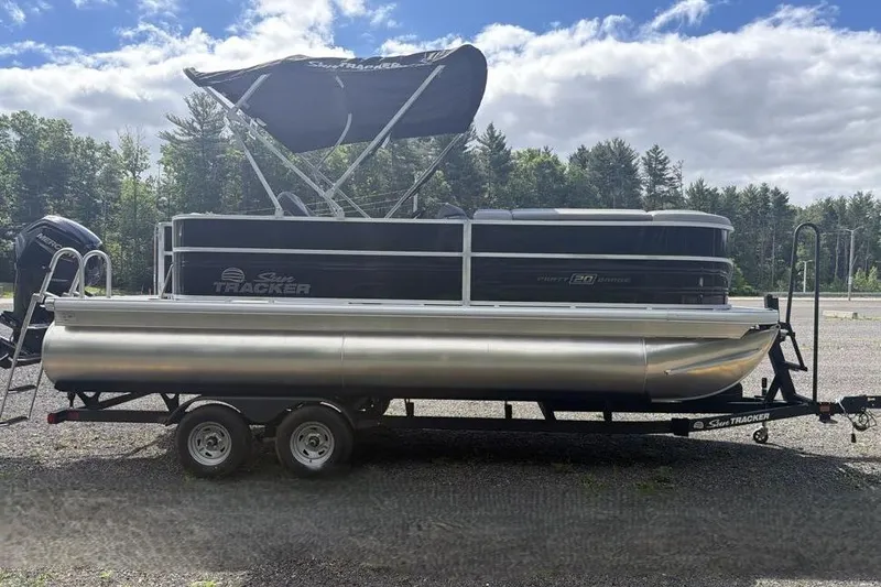 Slide: The Image of Sun Tracker Party Barge 20 DLX 2026 - 13