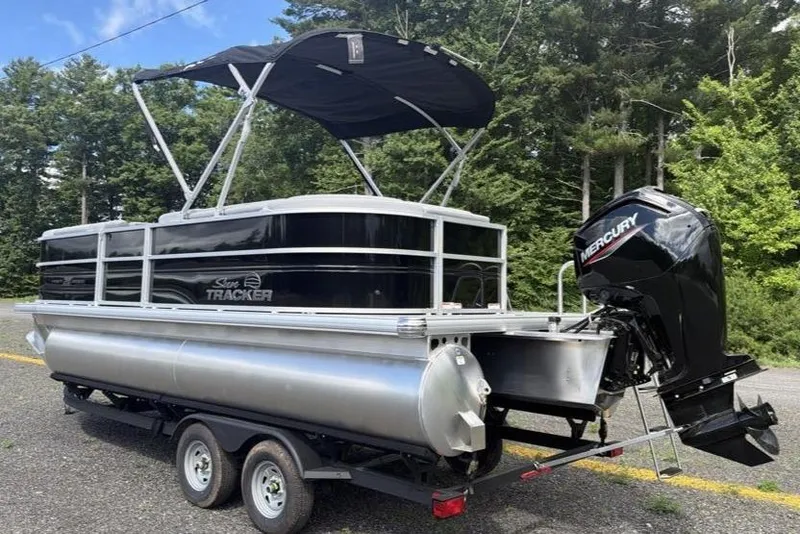 Slide: The Image of Sun Tracker Party Barge 20 DLX 2026 - 14