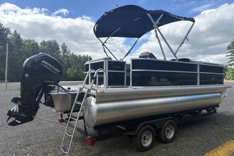 Slide: The Image of Sun Tracker Party Barge 20 DLX 2026 - 15