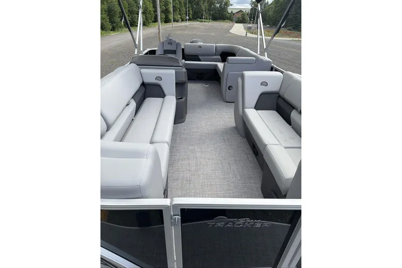 Slide: The Image of Sun Tracker Party Barge 20 DLX 2026 - 16