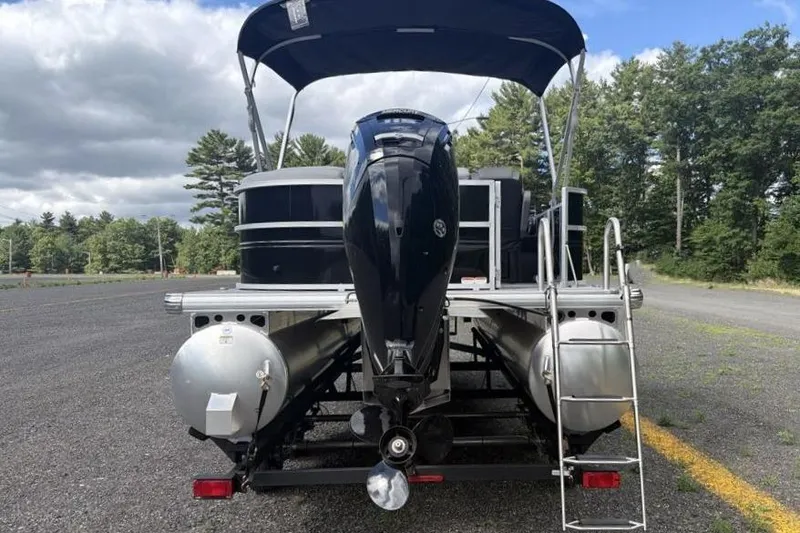 Slide: The Image of Sun Tracker Party Barge 20 DLX 2026 - 19