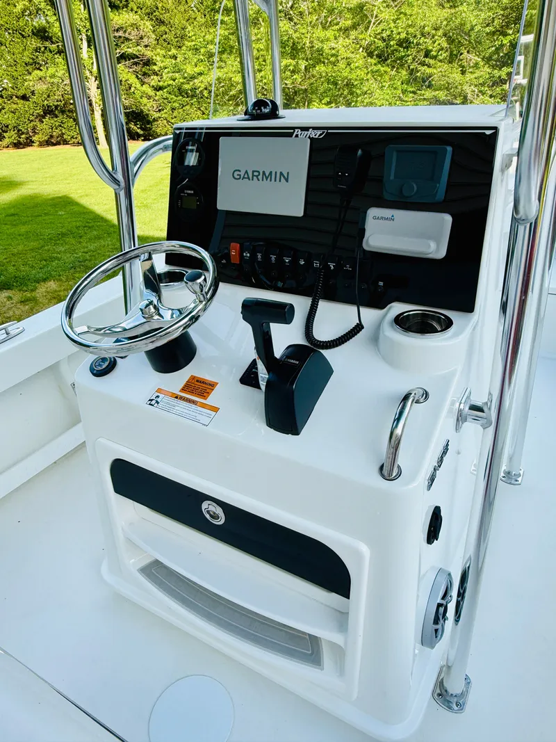 Slide: The Image of Parker 21 boat helm with Garmin system, model year 2024. - 24