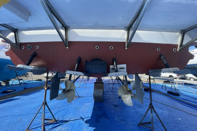 Slide: The Image of 2008 Meridian 490 Pilothouse boat hull and propellers on stands. - 53