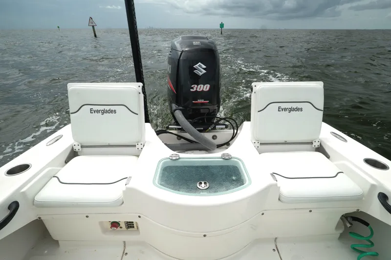 Slide: The Image of 2007 Everglades 243 Center Console boat with Suzuki 300 engine on open water. - 32
