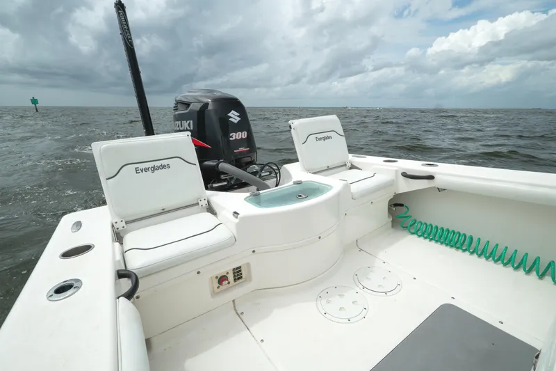 Slide: The Image of 2007 Everglades 243 Center Console boat with Suzuki engine on open water. - 33