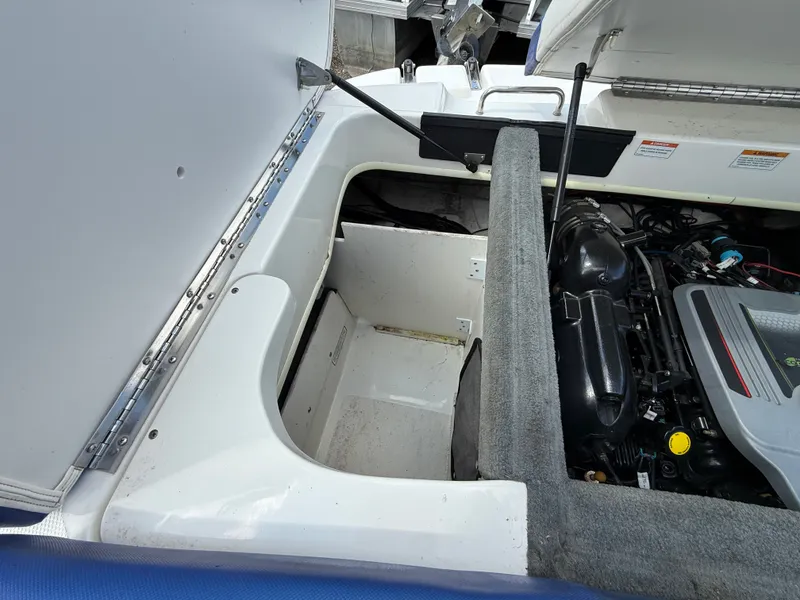 Slide: The Image of Sea Ray 205SP SS TR 2012 - 19
