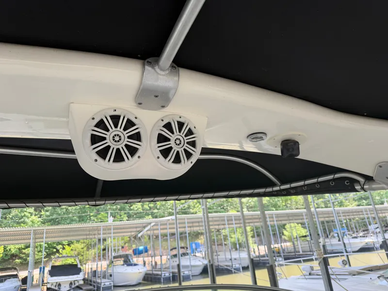 Slide: The Image of Speakers on a 2007 Sea Ray 340 Sundancer boat. - 21