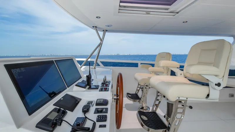 Slide: The Image of Hampton 680 ENDURANCE LRC 2027 on open sea, helm view. - 28