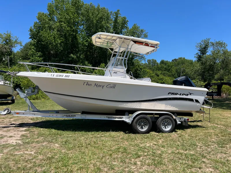 The Image of 2004 Pro-Line 20 Sport boat on trailer outdoors. - 0