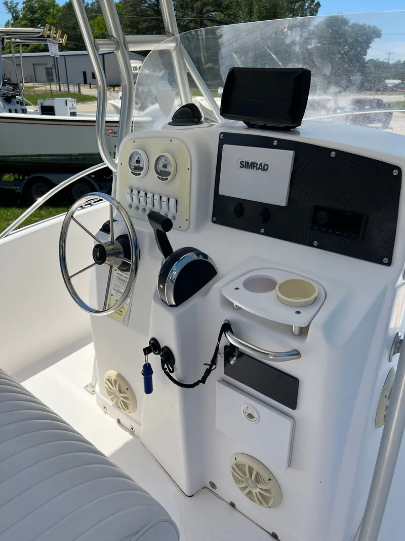 Slide: The Image of Console of a 2004 Pro-Line 20 Sport boat. - 13