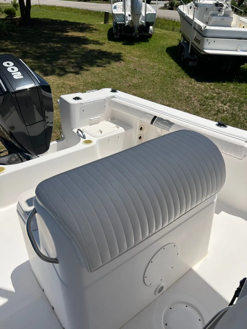 Slide: The Image of 2004 Pro-Line 20 Sport boat with cushioned seat and outboard motor. - 17