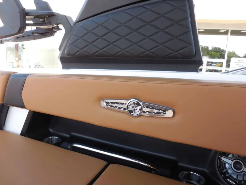 Slide: The Image of Chaparral 30 Surf 2025 - 14