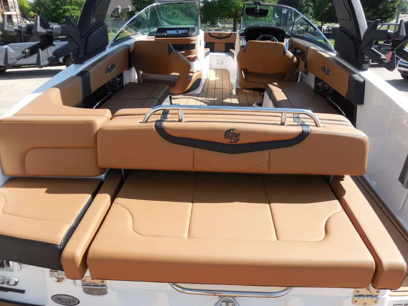 Slide: The Image of Chaparral 30 Surf 2025 - 7