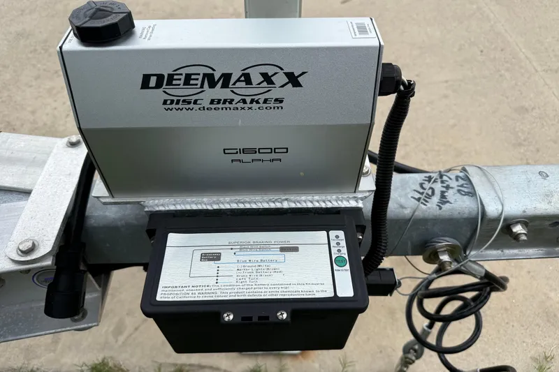 Slide: The Image of Deemaxx disc brakes system on a trailer, featuring the G1600 Alpha model. - 36