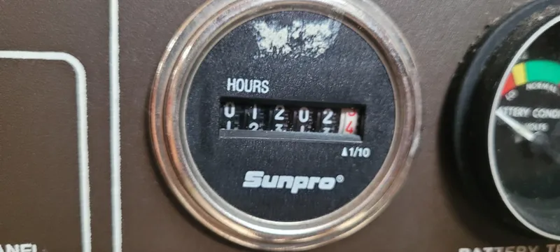 Slide: The Image of Sunpro hour meter on Island Packet 31, year 1987. - 25