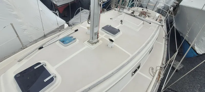 Slide: The Image of Deck of a 1987 Island Packet 31 yacht in harbor. - 46