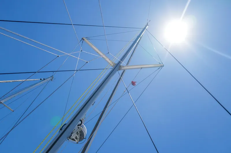 Slide: The Image of Sailboat mast of 2006 Leopard 43 under bright sun and clear blue sky. - 90