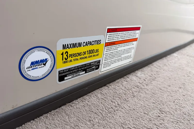 Slide: The Image of Capacity label on 2008 Moomba Mobius LSV boat, indicating 13-person or 1800 lbs limit. - 16