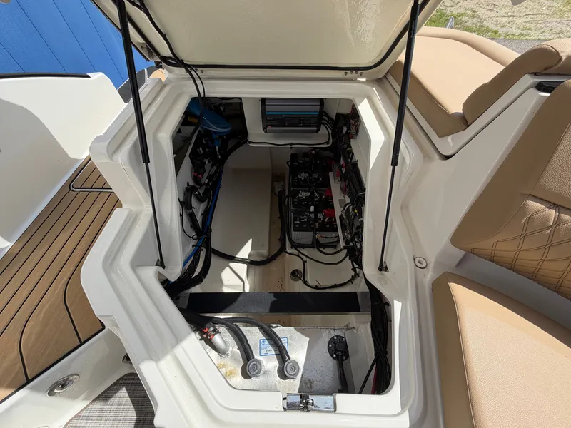 Slide: The Image of Sea Ray SLX 280 2025 - 15