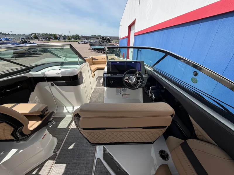 Slide: The Image of Sea Ray SLX 280 2025 - 27