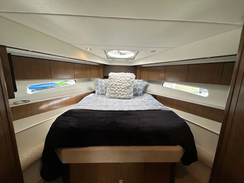Slide: The Image of Luxurious cabin of the 2014 Cruisers Yachts 48 Cantius. - 44
