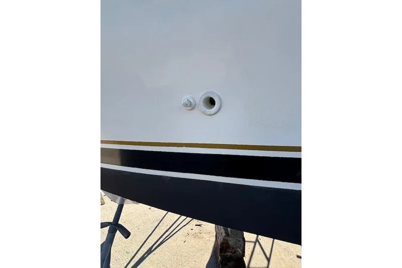 Slide: The Image of 2004 Sea Ray 420 Sedan Bridge hull detail with fittings and stripes. - 104