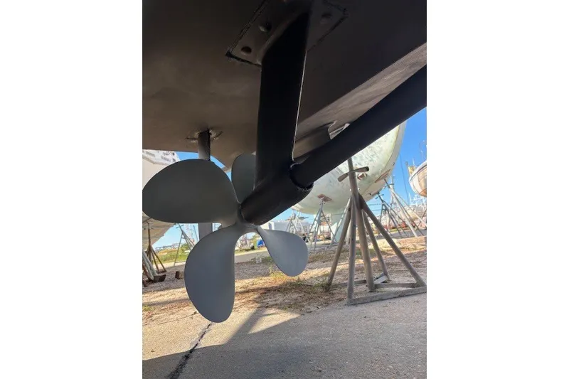 Slide: The Image of Propeller of 2004 Sea Ray 420 Sedan Bridge on dry dock. - 91