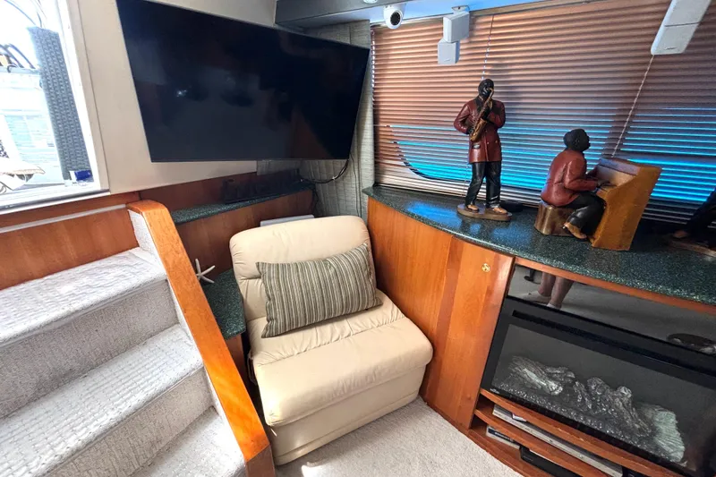 Slide: The Image of Interior of 1999 Silverton 453 Motor Yacht with cozy seating and decorative sculptures. - 38