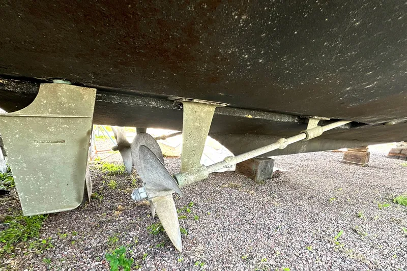 Slide: The Image of Underneath view of a 1999 Silverton 453 Motor Yacht showing propeller and rudder. - 71