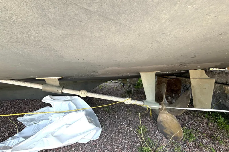 Slide: The Image of Underneath view of a 1999 Silverton 453 Motor Yacht, showing propeller and rudder. - 72