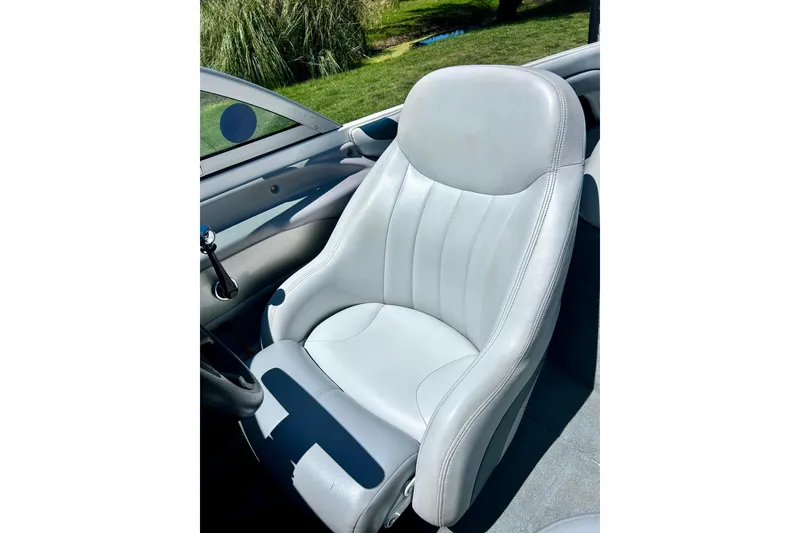 Slide: The Image of 2002 MasterCraft ProStar 197 boat seat, white leather interior, sunny outdoor setting. - 11
