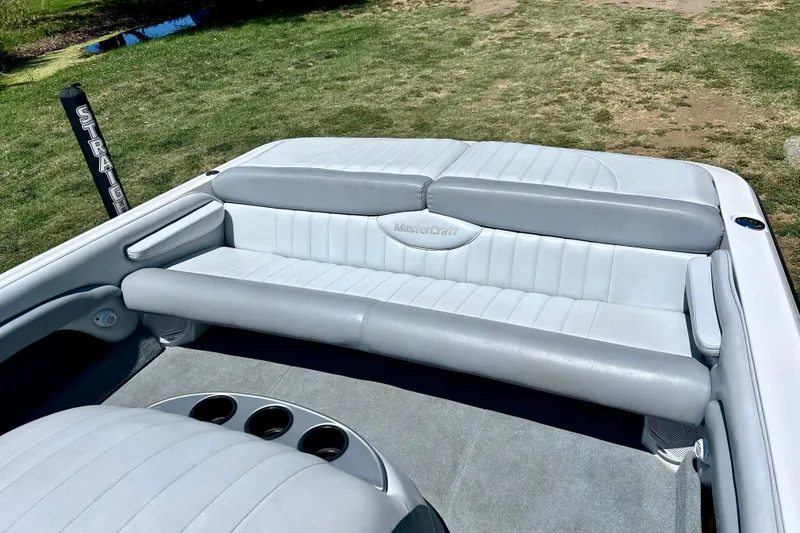 Slide: The Image of 2002 MasterCraft ProStar 197 boat interior with gray seating and cup holders. - 8