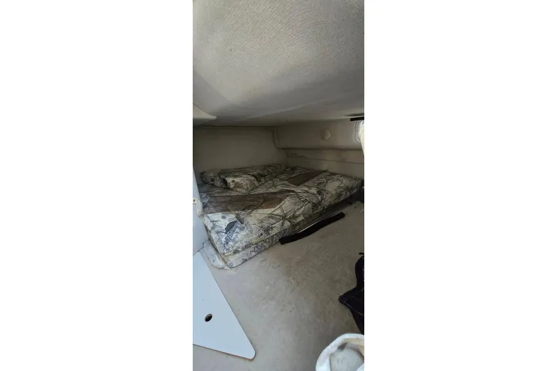 Slide: The Image of 1999 Four Winns 258 Vista cabin interior with camouflage bedding. - 20
