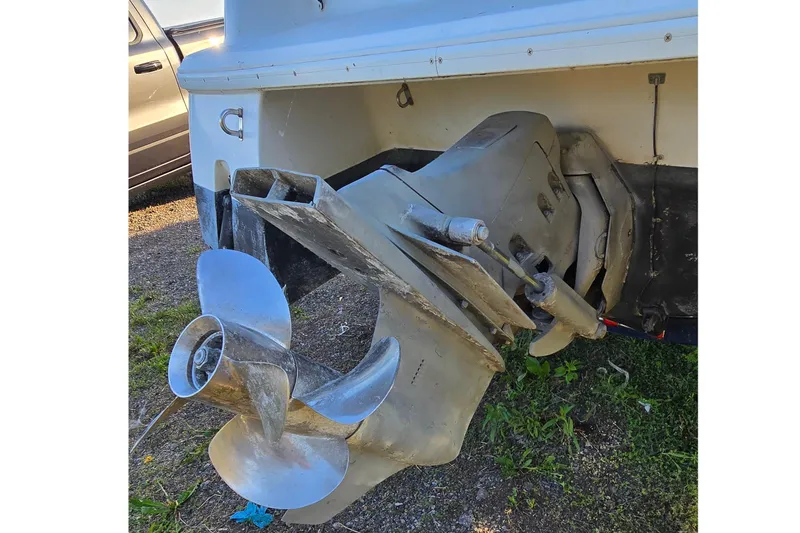 Slide: The Image of 1999 Four Winns 258 Vista boat stern drive and propeller detail. - 5