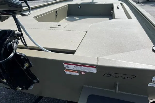 Slide: The Image of 2026 Tracker Grizzly 1654 T Sportsman boat, showcasing durable welded construction. - 11