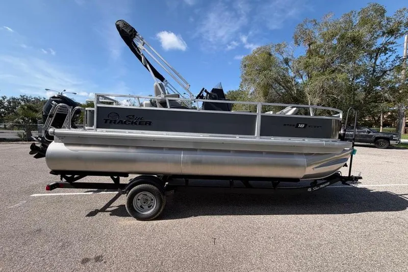 The Image of Sun Tracker Bass Buggy 18 DLX 2026 - undefined