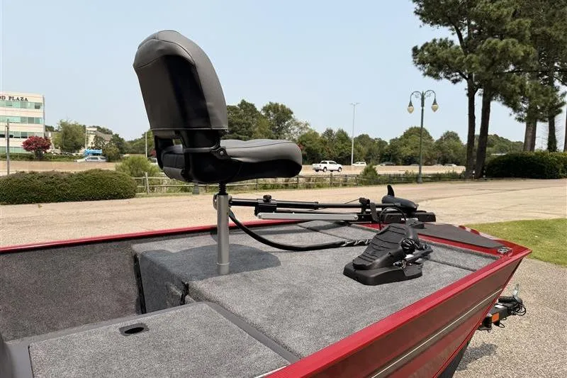 Slide: The Image of 2026 Tracker Bass Tracker Classic XL boat with swivel seat and trolling motor. - 6