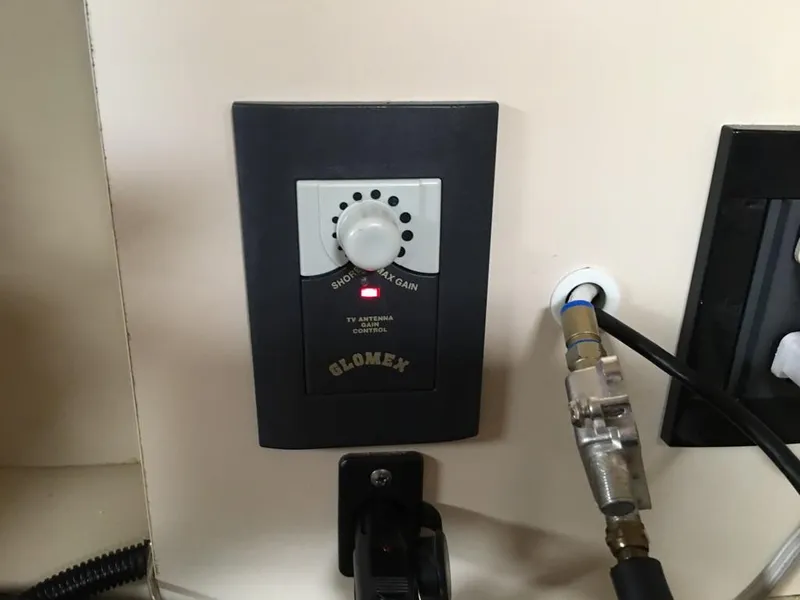 Slide: The Image of Glomex TV antenna control in a 2004 Cruisers Yachts 3372 Express. - 38