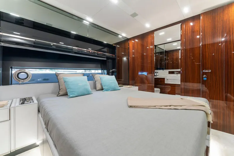 Slide: The Image of Riva 88' Folgore 2022 - 68