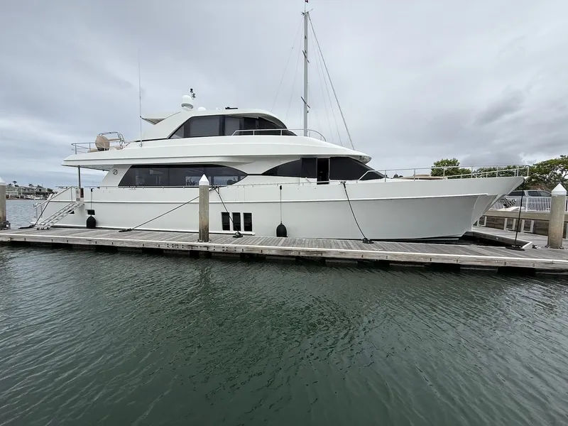 The Image of Ocean Alexander 90 Skylounge Motoryacht 2015 at dock. - 0