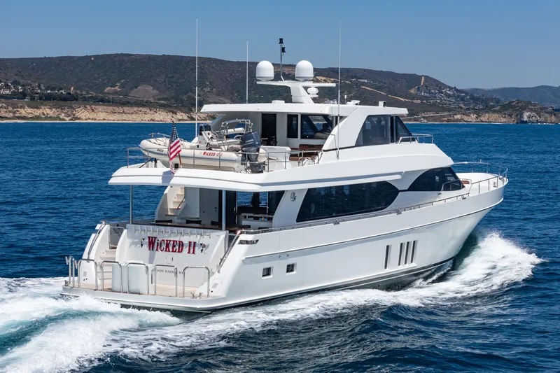 Slide: The Image of Ocean Alexander 90 Skylounge Motoryacht from 2015 on the water. - 8