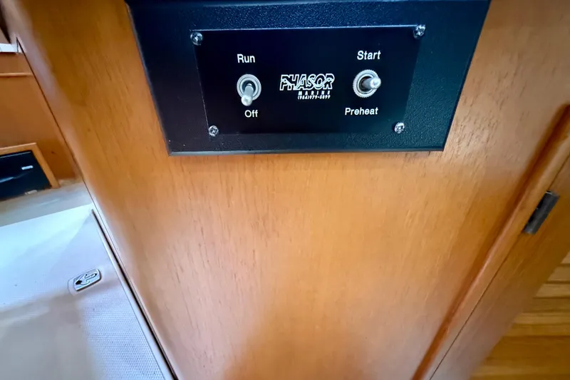 Slide: The Image of Control panel on 2006 Island Packet 485 yacht, featuring run and start switches. - 45