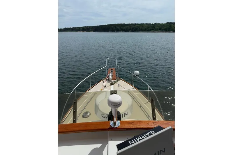 Slide: The Image of Wilbur Weekender 1995 on calm water with Garmin equipment. - 11